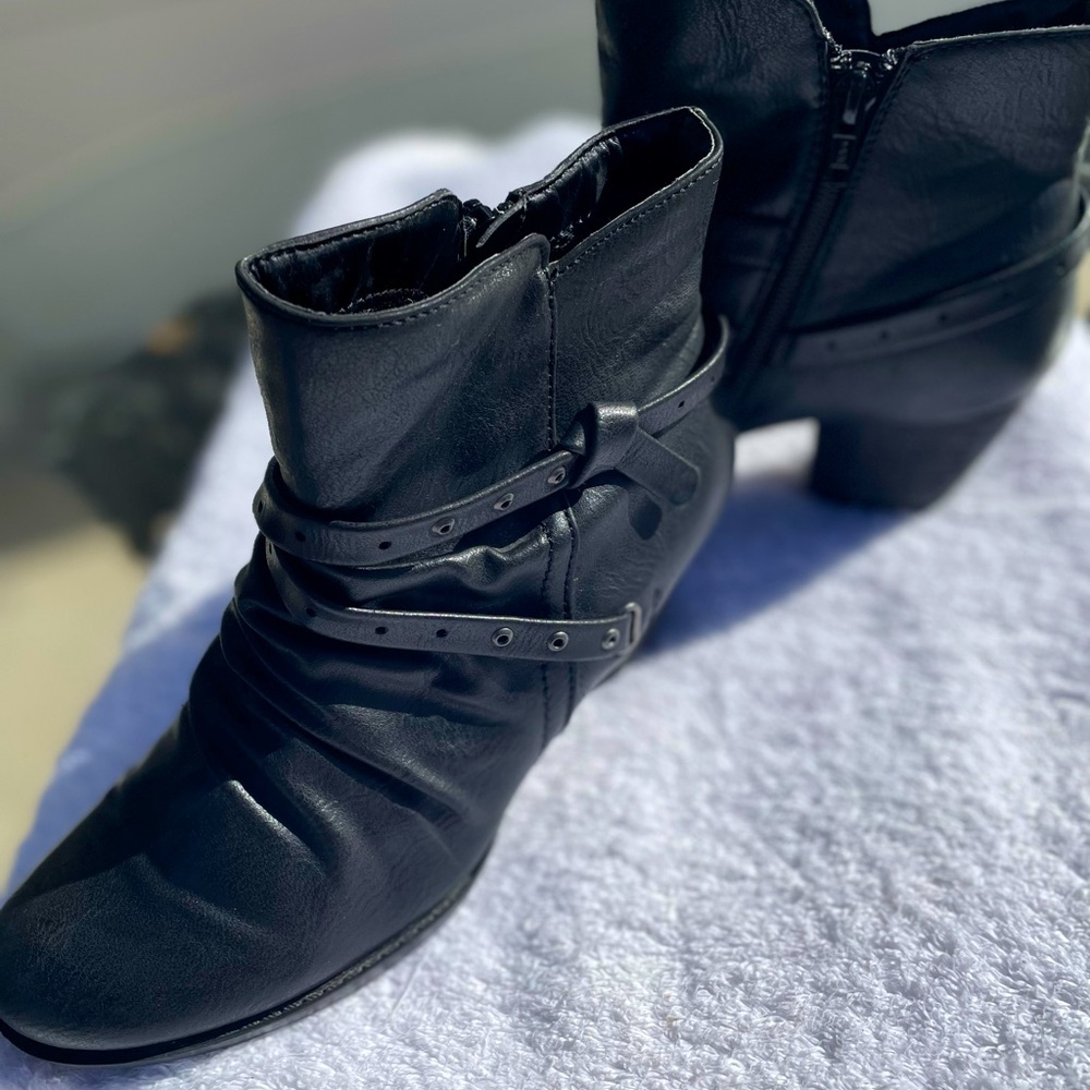 Black bare traps boots brand. Mid rise. Size 6.5